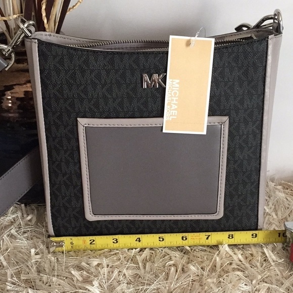 Michael Kors Gloria Pocket Swing Pack Crossbody - Picture 14 of 17